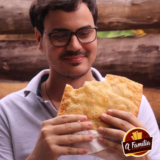 foto de A FAMÍLIA SERVINDO OS MAIORES E MELHORES PASTÉIS!