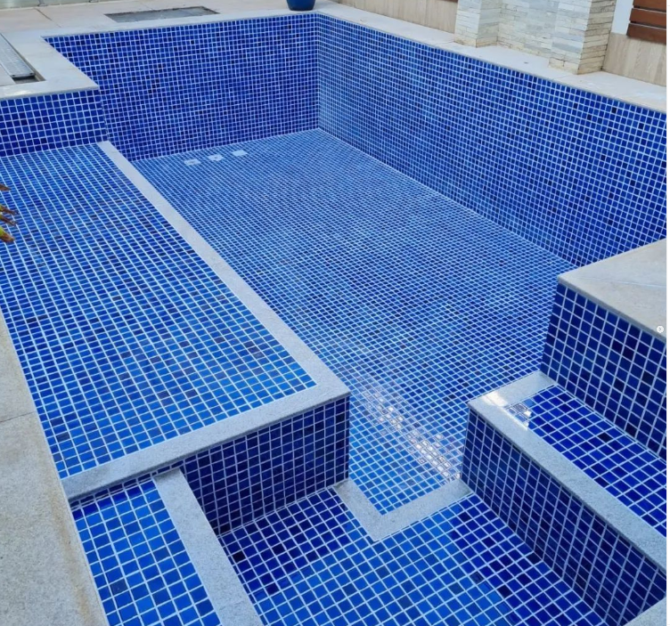 foto de TRABALHAMOS COM REFORMA DE PISCINA DE ALVENARIA.