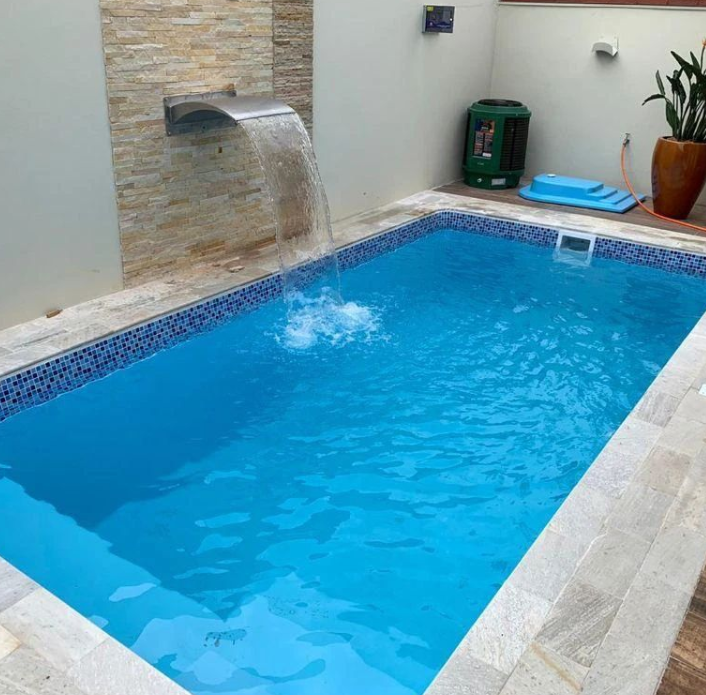 foto de PISCINA SALINA 5,00X2.60 COM BORDA EM PASTILHA DE VIDRO