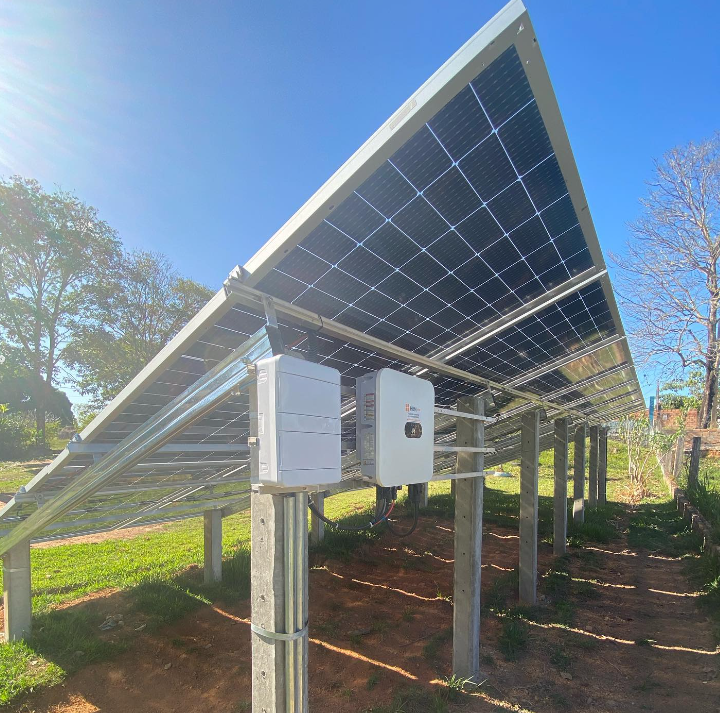 foto de USINA RURAL COM MÓDULOS BIFACIAIS INSTALADA