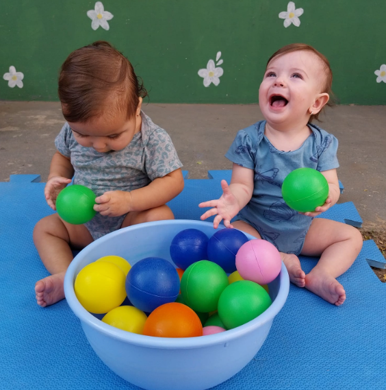 foto de DIVERSÃO COM AS BOLINHAS COLORIDAS