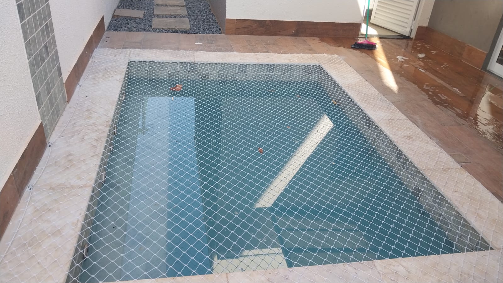 foto de PISCINA PROTEGIDA COM AS NOSSAS TELAS DE PROTEÇÃO