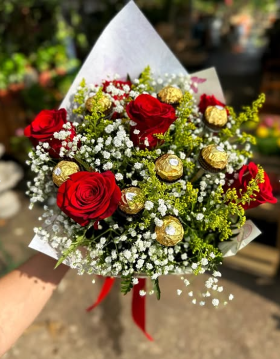 foto de BUQUE DE ROSAS COM FERRERO ROCHER