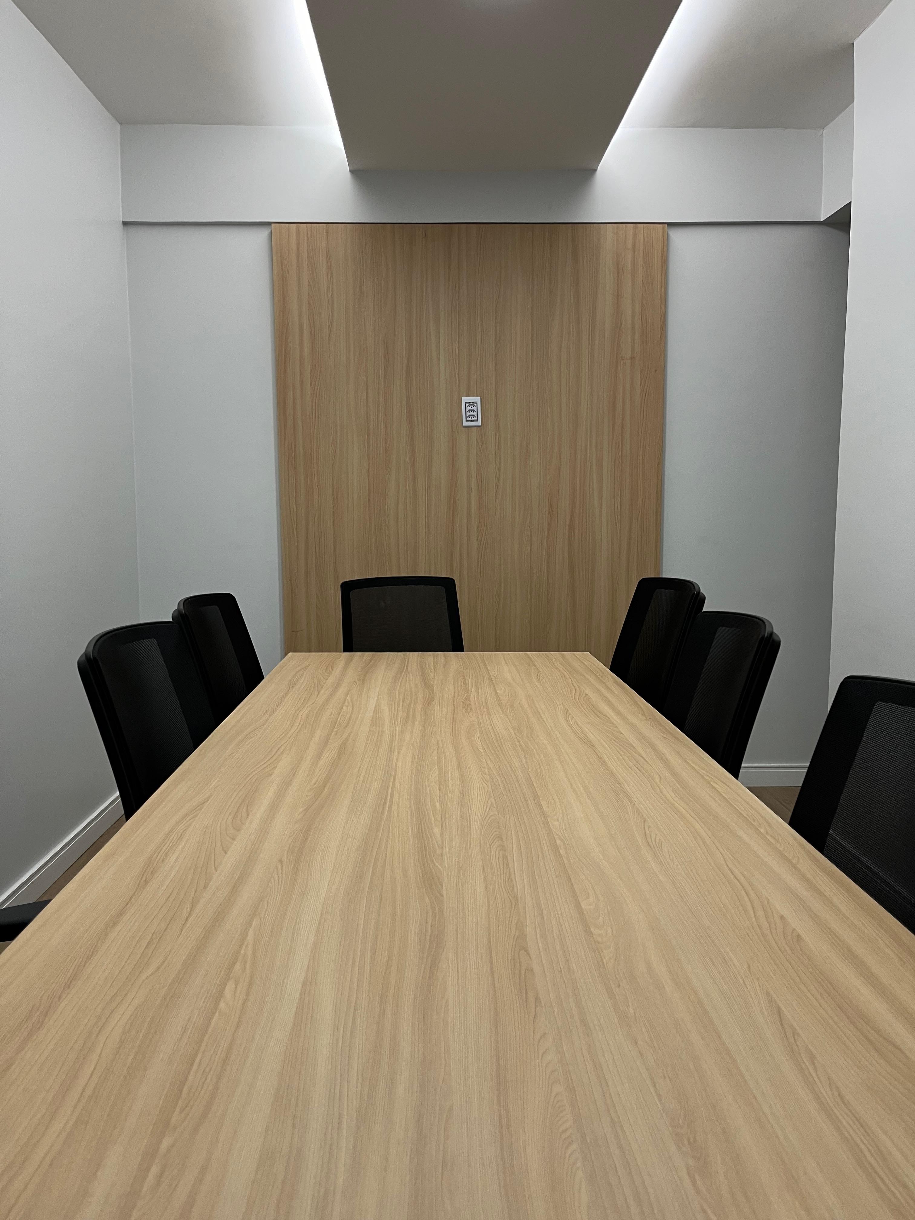 foto de MESA E PAINEL PARA SALA DE REUNIÃO